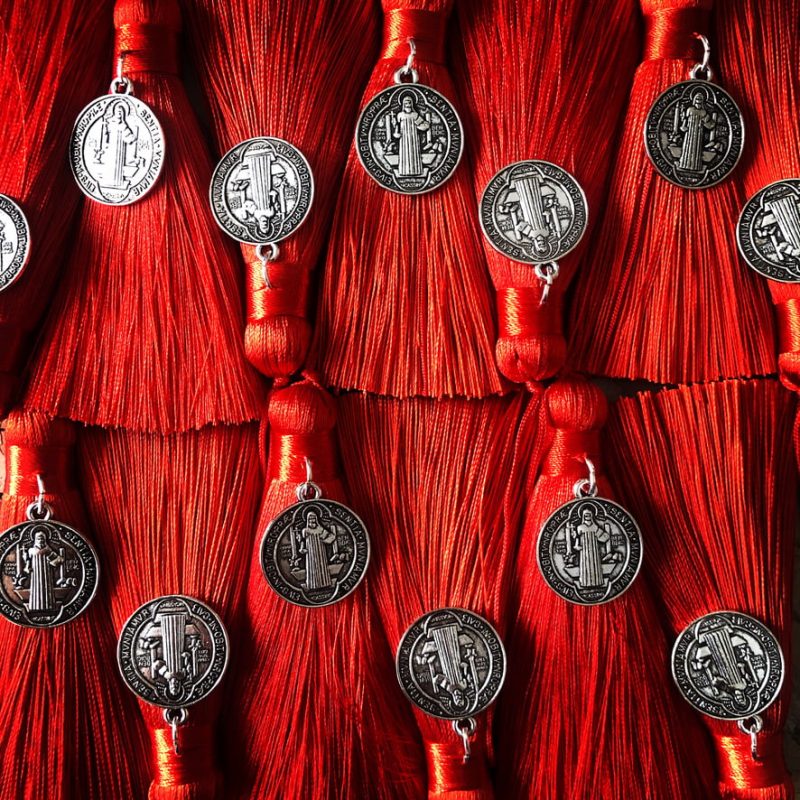 Protección puerta borla roja San Benito - Imagen 2