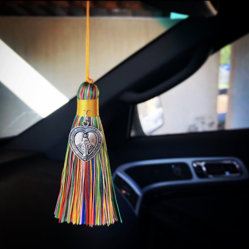 Protección auto borla arcoiris, Virgen de los Rayos