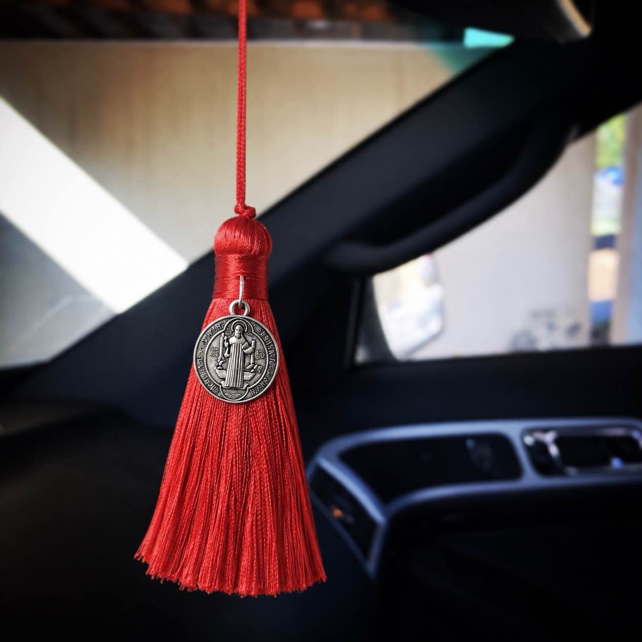 Protección auto borla rojo, San Benito