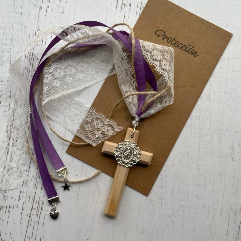 Protección Cruz Madera Virgen de los Rayos Lila