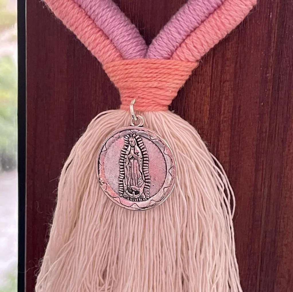 Protector corazón macramé Virgen de Guadalupe Heart - Imagen 2