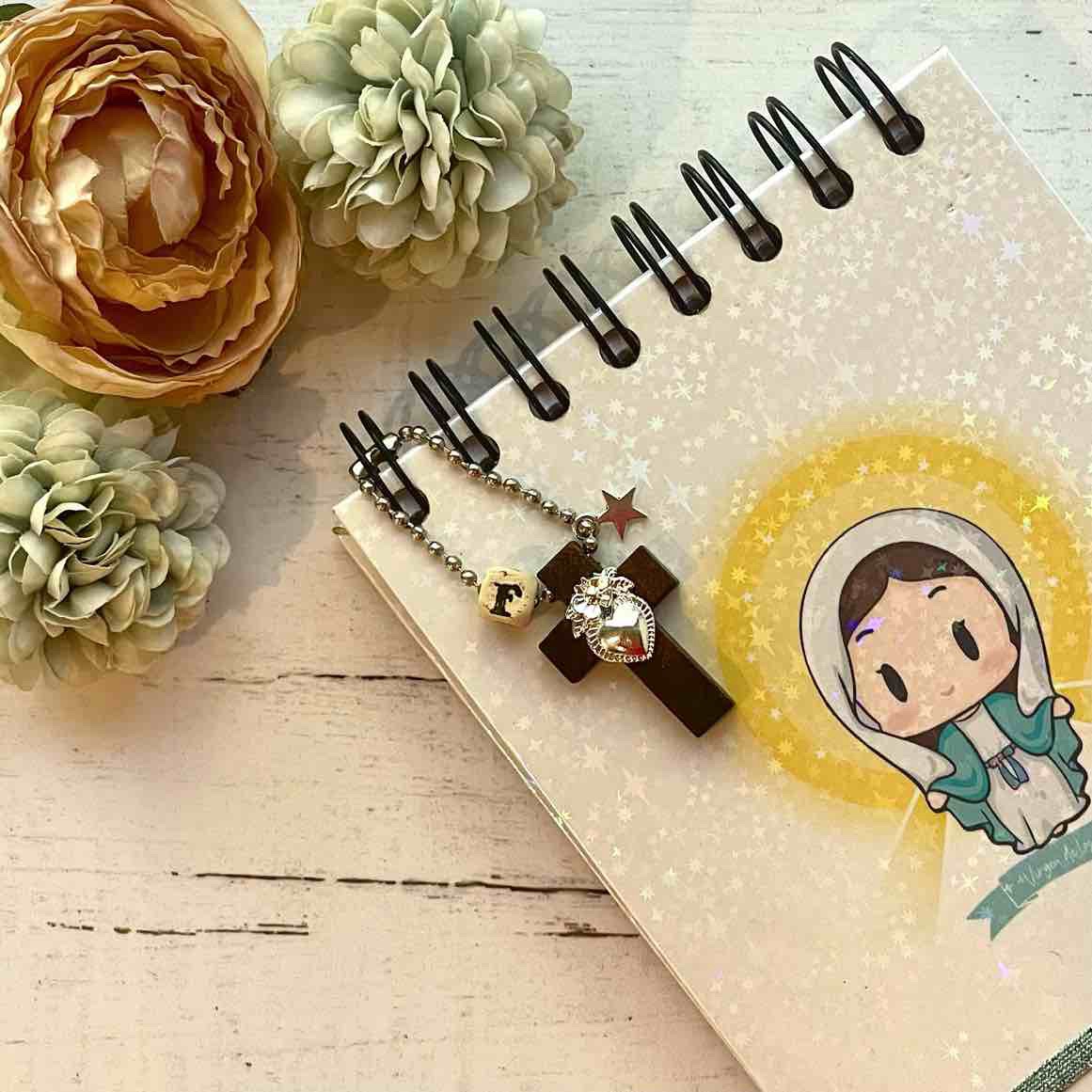 Recuerdos de Bautizo Primera Comunión Colgante Cruz Detente - Letra Personalizada $3.050- c/u - Imagen 3