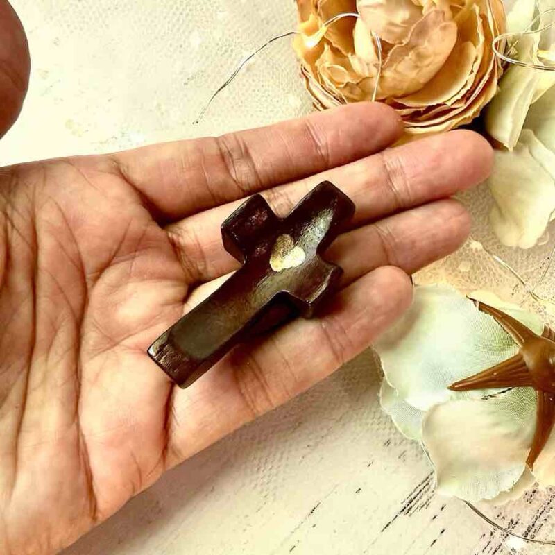 Cruz corazón de nogal de bolsillo